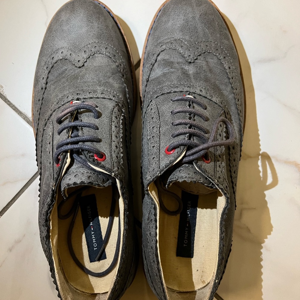 Lightly used men size 9 Tommy Hilfiger shoe